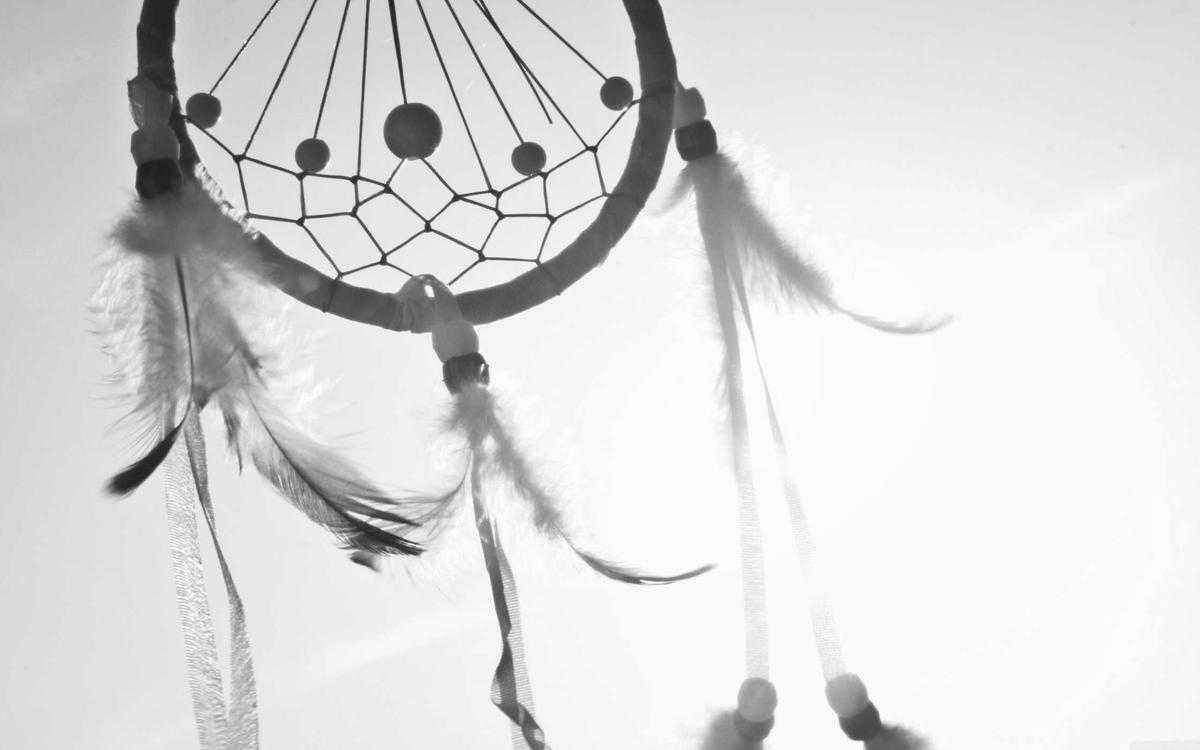 ماسك أحلام أمام سماء ساطعة